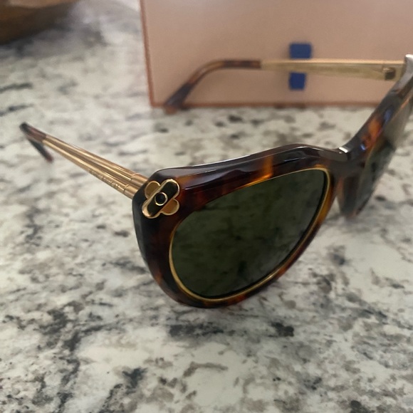 Louis Vuitton Sunglasses - Picture 2 of 4